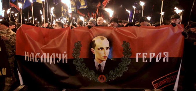 Bandera na cokole Lenina