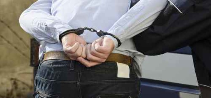 Śledczy z paralizatorem