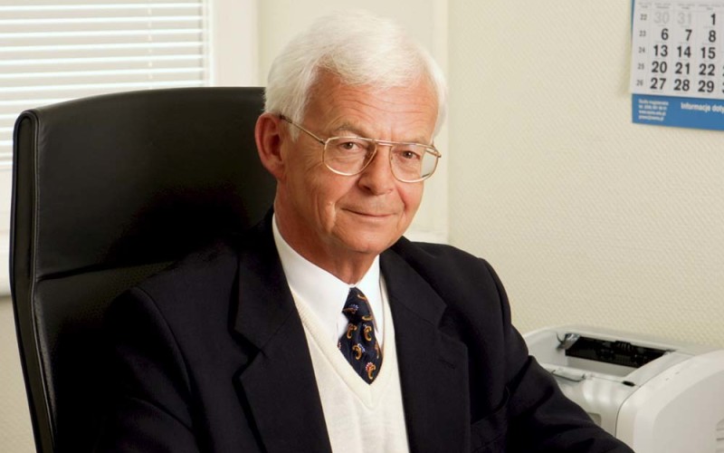 Wstają z kolan, by paść na twarz