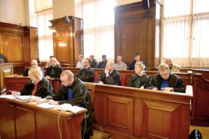 Ława oskarżonych w sprawie zabójstwa mężczyzny w miejscowości Kaczki