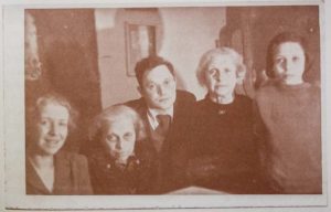 Od lewej: Hanna Mortkowicz-Olczakowa, Kamilla Kancewicz, Janek Kancewicz, Janina Mortkowiczowa, Joasia Olczakówna, 1945 rok.