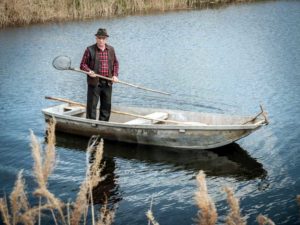 Rybak śródlądowy na łódce