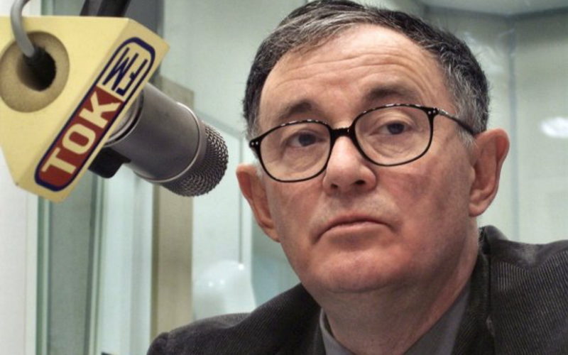 Debata w tytule, a w środku miesięcznica