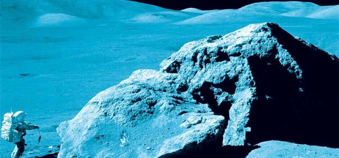 Człowiek wyje do Księżyca