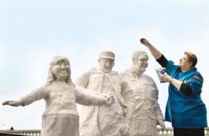 Artystka Jacqui Kelly przed parlamentem w Londynie posypuje cukrem cukrowe rzeźby, by zwrócić uwagę na zbyt duże jego spożycie prowadzące do otyłości