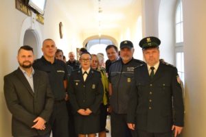 Koledzy celnicy wspierają Marcina Langowskiego (nz. pierwszy z lewej) w walce o odzyskanie munduru.