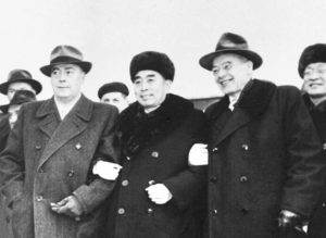 Premier ChRL Zhou Enlai (w środku) z Władysławem Gomułką (z prawej) i premierem Józefem Cyrankiewiczem. Warszawa, styczeń 1957 r