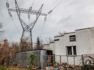 Słup energetyczny tuż przy budynku na rogu ulic Cichej i Brzozowej w Laskach.