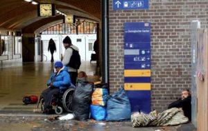 Bezdomni na berlińskim dworcu Zoo