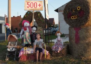 Program 500+ stał się nawet motywem ubiegłorocznych dożynek w gminie Aleksandrów Kujawski