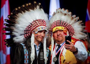 Premier Kanady Justin Trudeau z członkiem starszyzny Tsuu’Tina