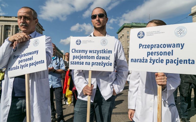 Śmiertelnie groźni przepracowani rezydenci