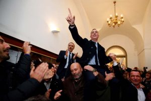 Jean-Guy Talamoni (z lewej) i Gilles Simeoni (z prawej) stali się bohaterami Korsykan marzących o autonomii.