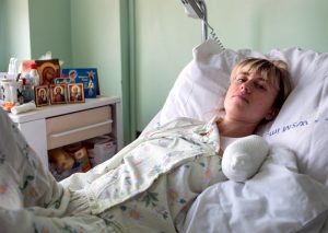 Pracodawca nie przeszkolił pracownicy i straciła rękę w maglu