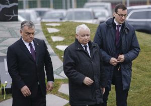 Jarosław Kaczyński podczas odsłonięcia pomnika smoleńskiego w Budapeszcie
