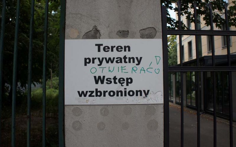 Za kościelną kratą