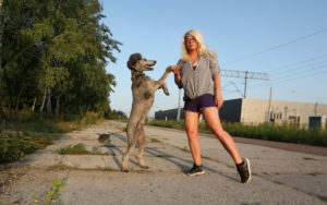 Maria Apoleika z pudlem Misiem