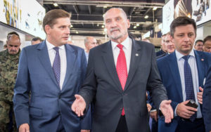 Antoni Macierewicz z wiceministrami Bartoszem Kownackim i Michałem Dworczykiem