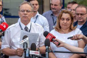 Konferencja prasowa związków zawodowych LOT z udziałem Moniki Żelazik