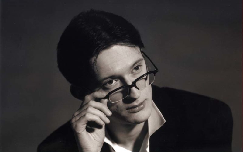 Biała batuta na czarnym fraku