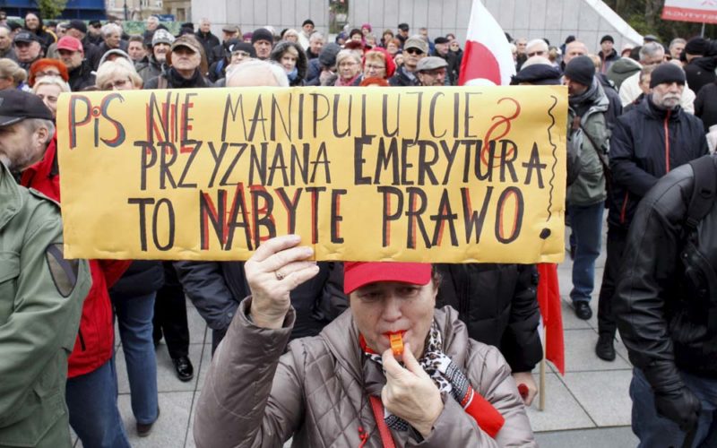 PiS bawi się mundurowymi emerytami