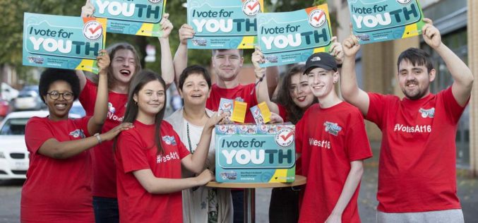 Młodzież w kolejce do urn