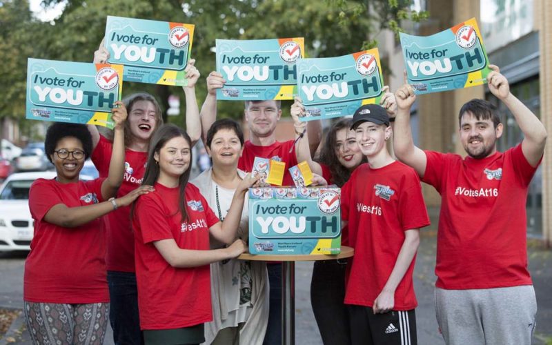 Młodzież w kolejce do urn