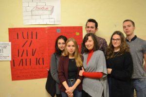 Uczniowie wspierają dyrektor Jolantę Skrzypczyńską