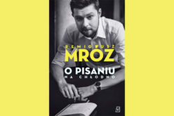 Remigiusz Mróz  – grupa trzymająca książki