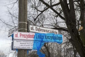 Uszkodzono i zasłonięto tablice z nazwą ul. Lecha Kaczyńskiego w Gdańsku