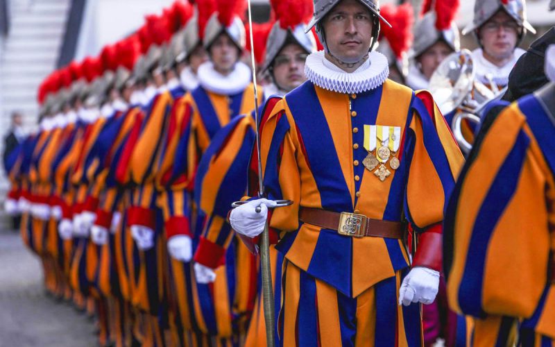 Szwajcarscy gwardziści podrywani przez kardynałów
