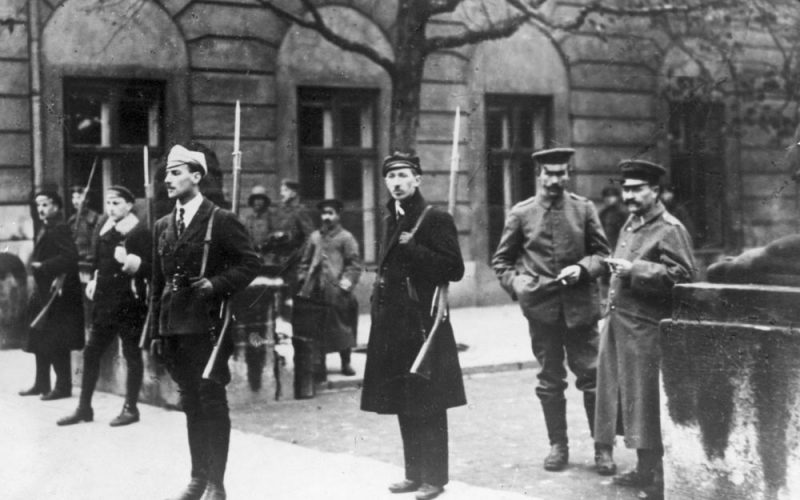 Mundur z czerwoną kokardą