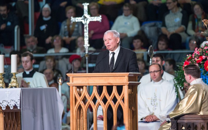 Kocha Kościół, milczy o Bogu