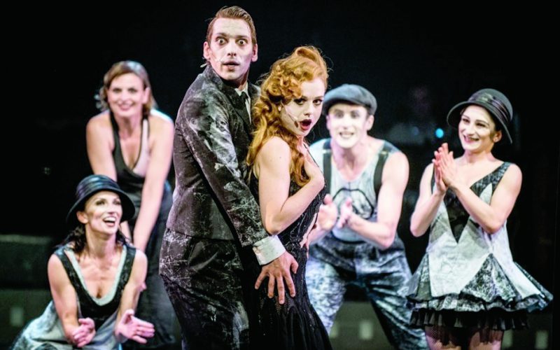 Pośladki przemówiły na scenie