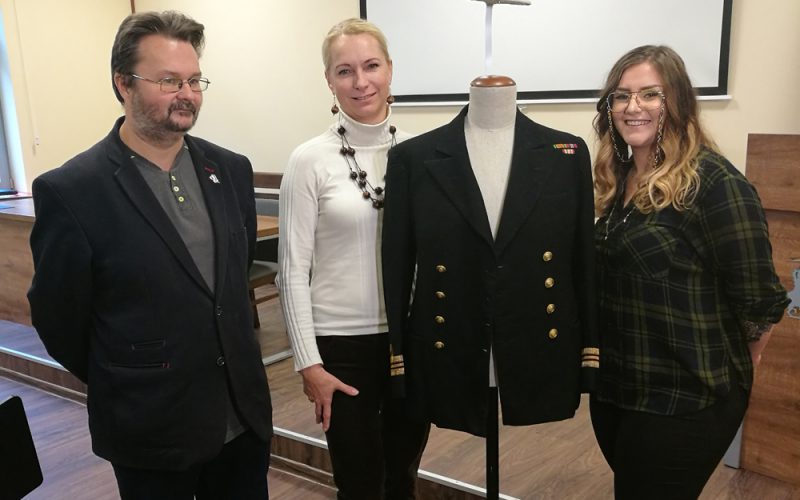 Mundur i dziewczyna