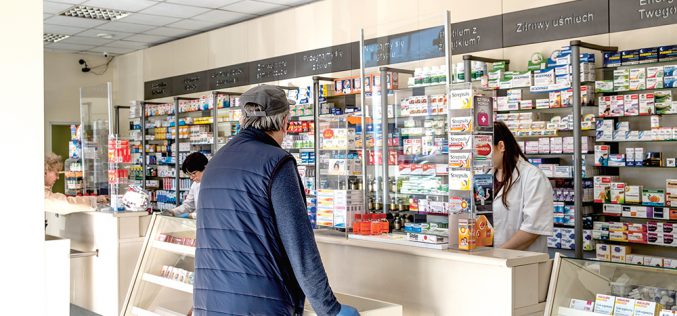 Praca za pleksiglasem, czyli kto nie ma czasu na żarty z kwarantanny