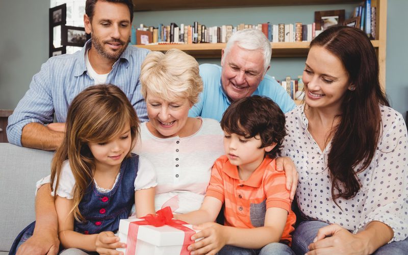 Wyjątkowy prezent dla babci – pomysły na praktyczne upominki