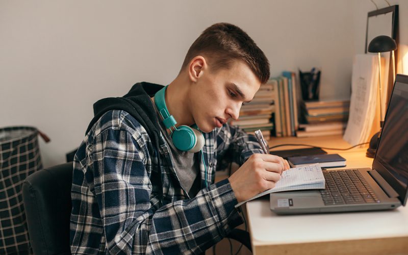 Działania naiwne i sensowne