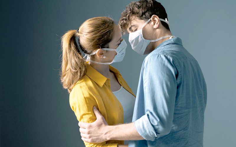 Seks w maskach i szaliku