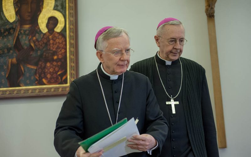 Powściągliwość biskupów, szaleństwo władzy