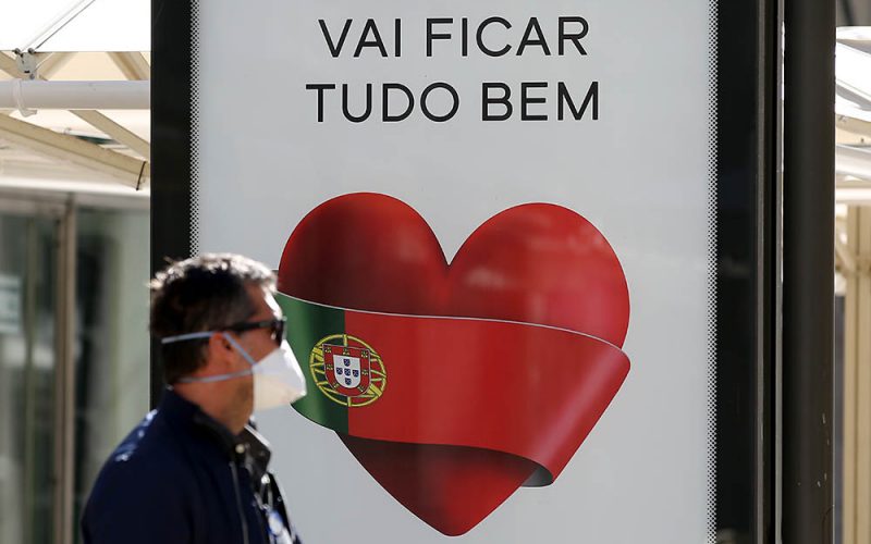 Pusty żółty tramwaj w Lizbonie