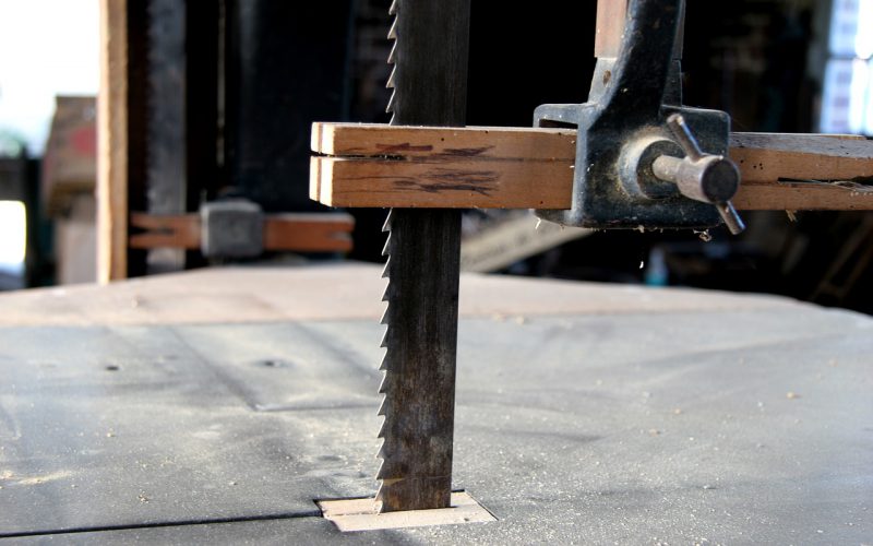 Piła taśmowa do metalu – jak dobrać odpowiednią?