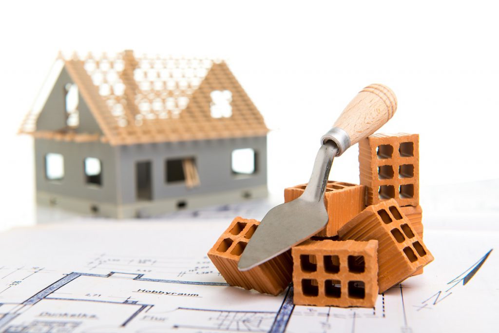 Kielnia, cegły i projekt domu