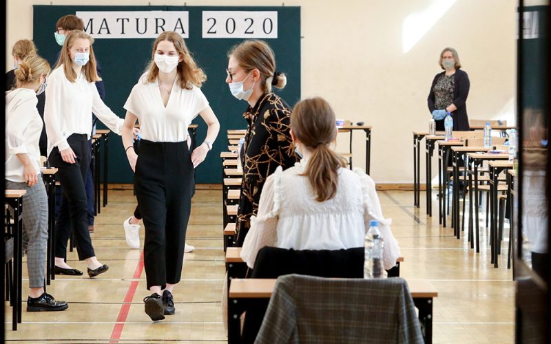 Minister tyłem do uczniów i nauczycieli