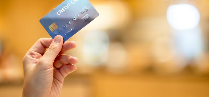 Karta kredytowa nie tylko na wakacje. Co daje to narzędzie?