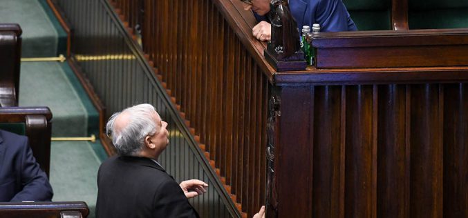 Wypasiony rząd pęka w szwach