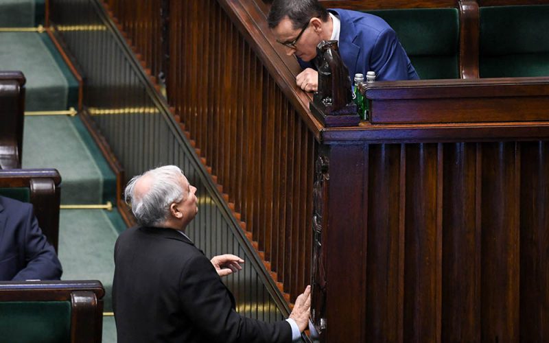 Wypasiony rząd pęka w szwach