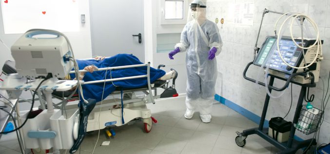 Kilkaset pracowników medycznych nie żyje z powodu COVID-19