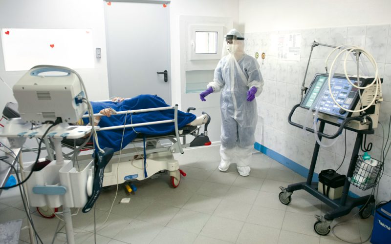 Kilkaset pracowników medycznych nie żyje z powodu COVID-19