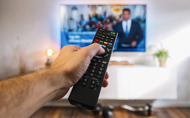 Telewizja czy internet – gdzie lepiej oglądać filmy i seriale?